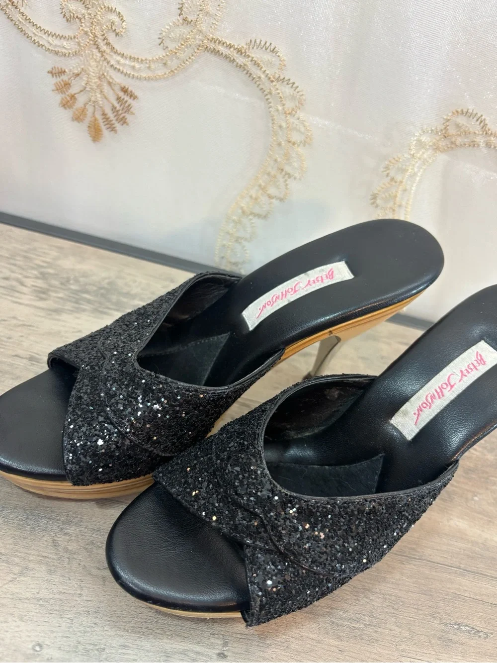 ✨Vintage Y2K Bohemian Black Glitter Wooden Betsy Johnson Heels✨